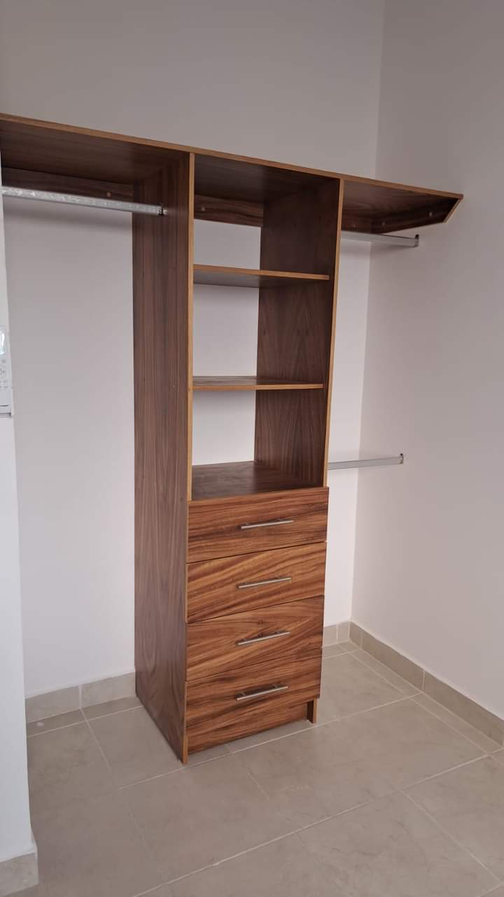 Clóset de madera con puertas corredizas en Playa del Carmen