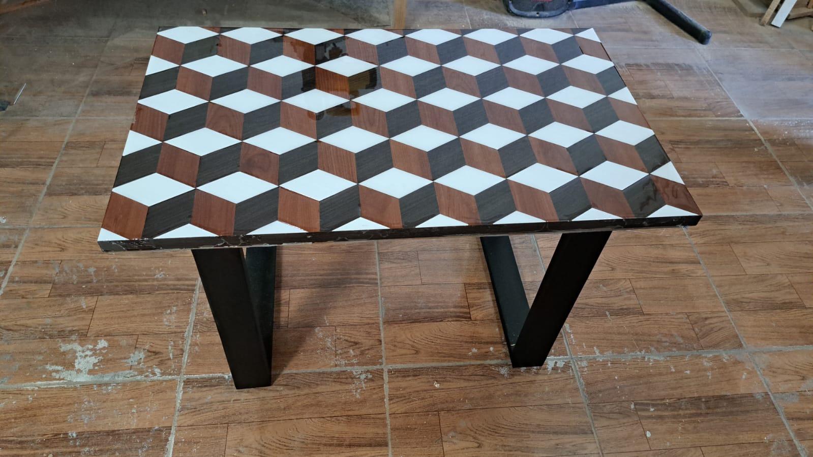 Mesa de centro con diseño geométrico en Playa del Carmen